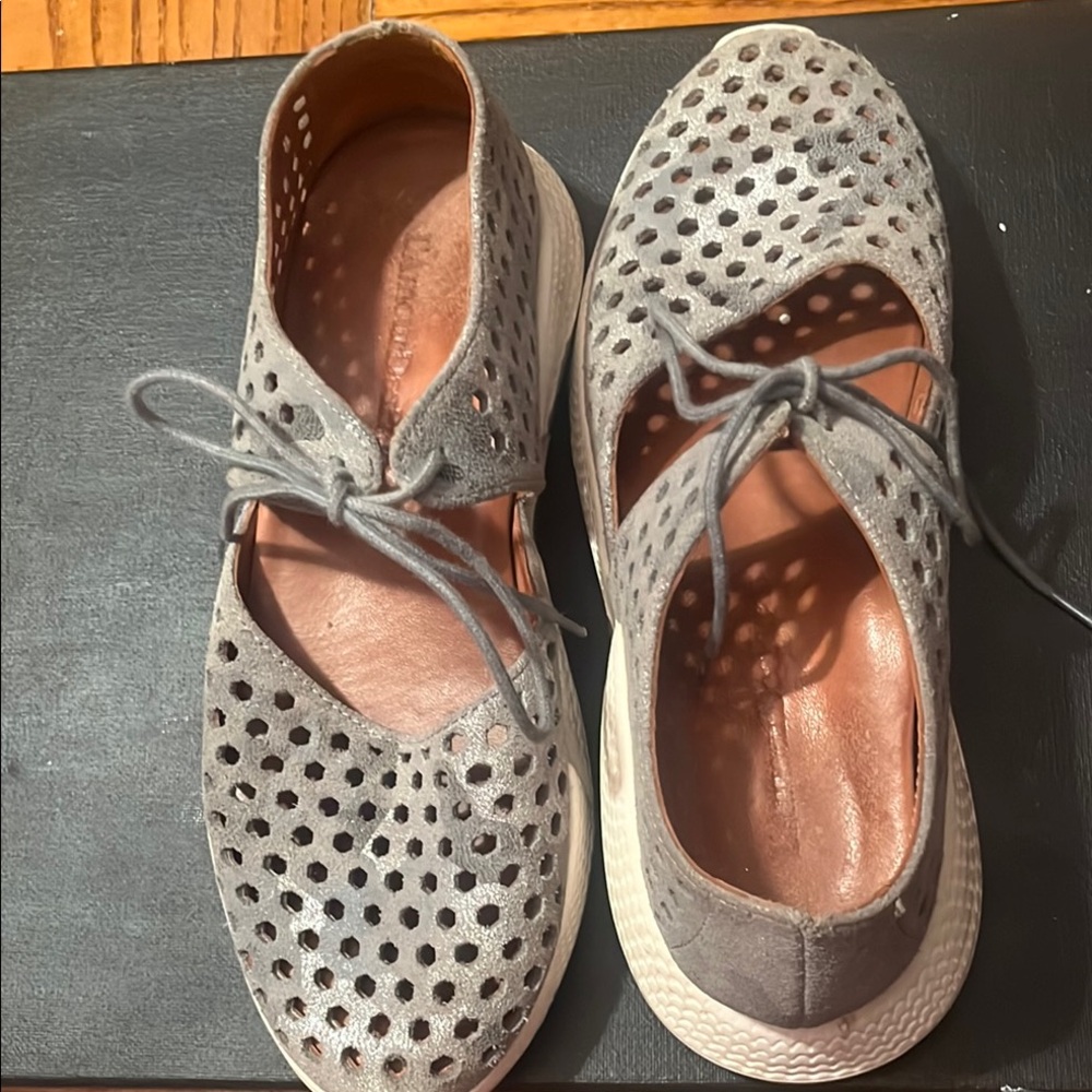 Lamour Des Pieds grayish/sliver perforated sneakers. Great used condition
